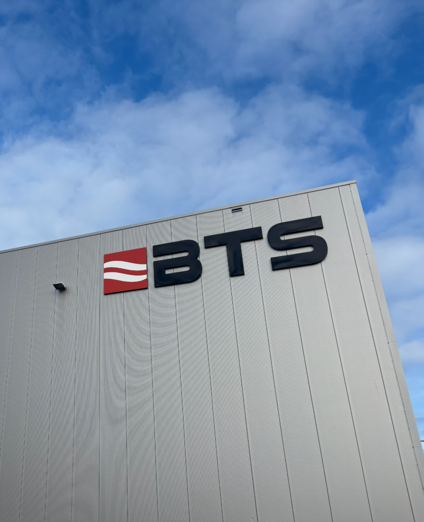 BTS Logistics signing on warehouse in Nieuw-Vennep by SignPartners