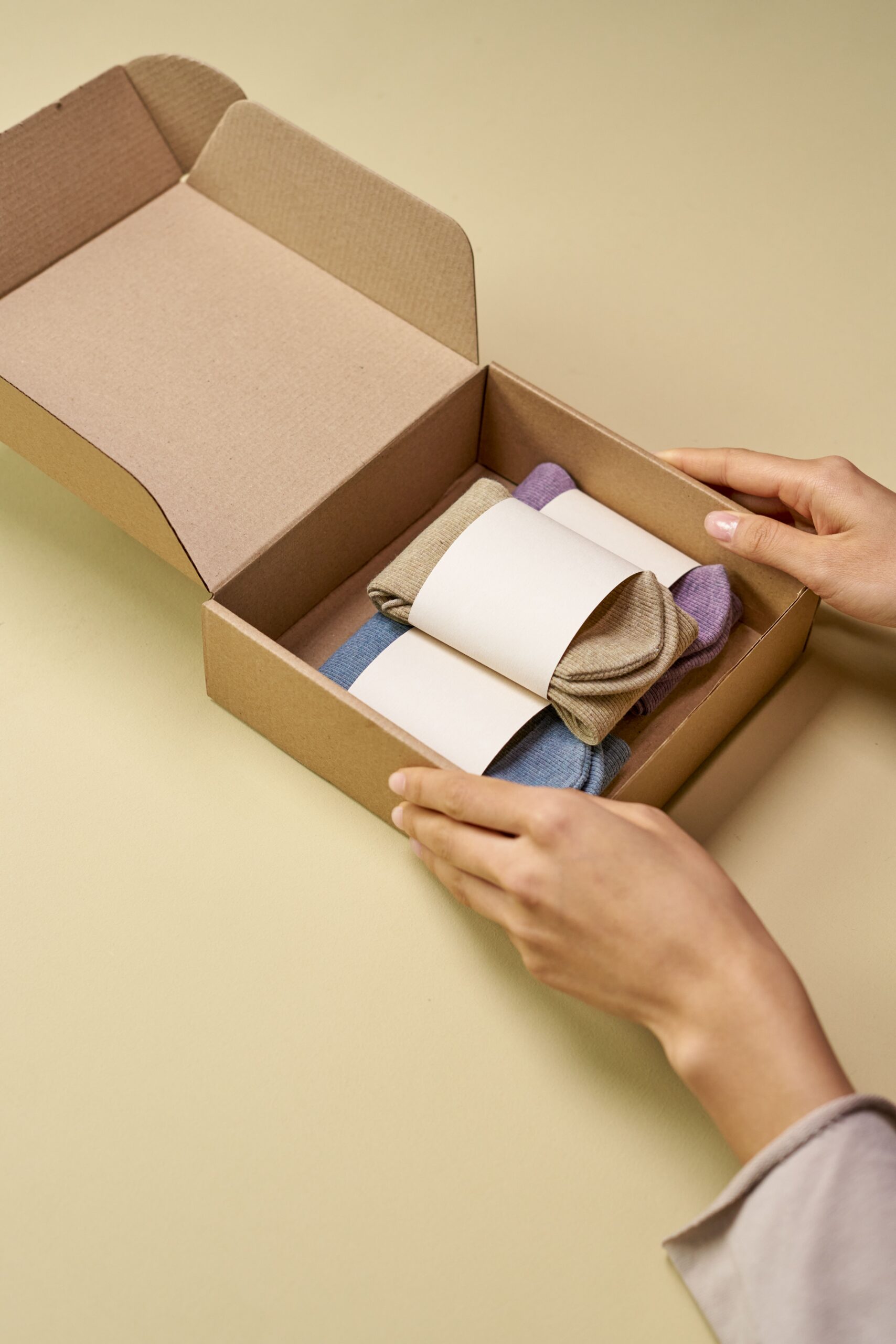 Textiles in cardboard packaging